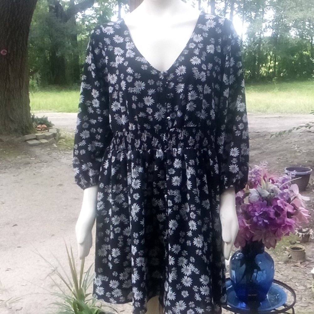 NWT Jrs "Ross" black dress w/white flowers